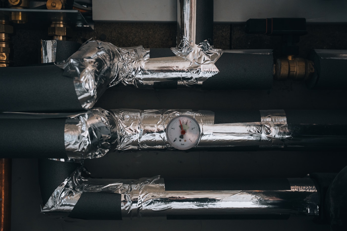 Insulated heating pipework with a pressure gauge